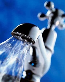 שתיית מים מסייעת במניעת הצטברות אבנים בכליות