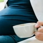 שתייה מרובה של קפה – גם של בן הזוג – מגבירה את הסיכון להפלות